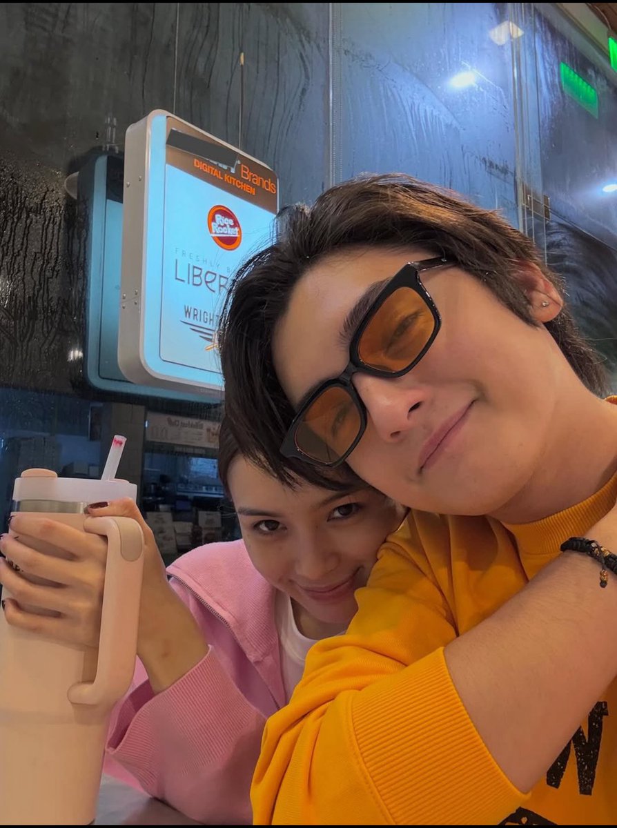 cloudviewer411's tweet image. Gotta love what kind of relationship this two might have !!! So genuine looking !! And both are so happy!!! Protect to last forever !!!
#FranSeth