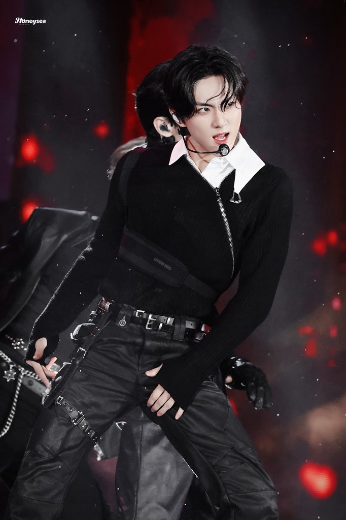 because I love you, let me hold your hand once
because I love you, let me hug you once
because I love you, let me see you just once
#ENHYPEN #VAMPIRE #JUNGWON