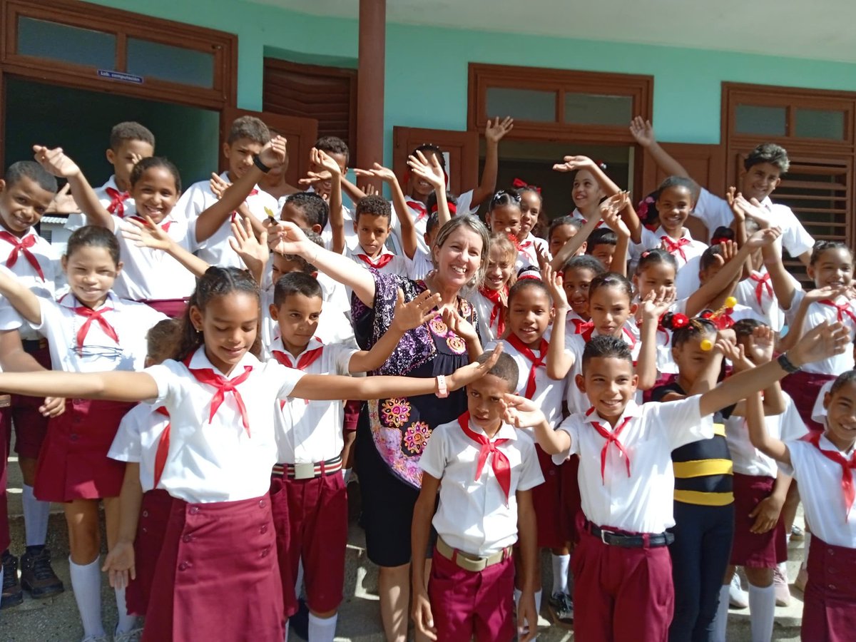 🇨🇺 Momentos hermosos vivieron los niños, niñas y docentes de la escuela primaria Combate de El Uvero, en Guamá, provincia de Santiago de Cuba, institución que pudo visitar la ministra de Educación <a href="/naimatrujillob/">Naima Ariatne Trujillo Barreto</a>, como parte de la visita gubernamental a la oriental provincia.