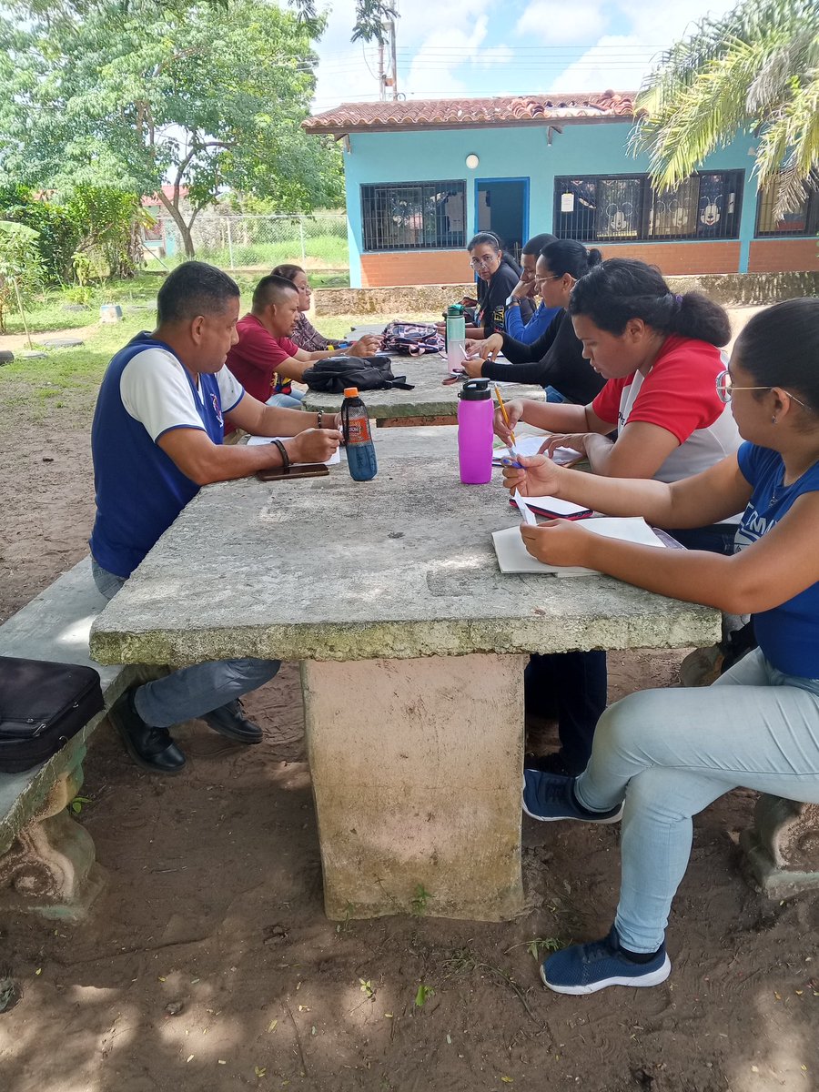 Docentes de educación media general y media técnica en cambios de horarios