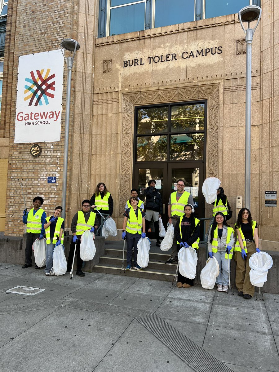 RefuseRefuseSF's tweet image. Out of the gate this morning with a group of Gateway High School students as part of their volunteer day.
Started with the trash talk, then we fanned out in the Western Addition neighborhood and filled 16 bags of trash in under 2 hours.
Let’s go Gators!