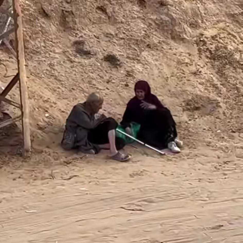 يقول صديقي: جلسنا نرتاح قليلًا على جانب الطريق، أثناء نزوحنا مشيًا على الأقدام. كان التعب قد نال منّا، حينها رأيت عجوزين لفتا نظري؛ فقد كانا كل مئة متر تقريبًا يتوقفان ليلتقطا أنفاسهما، وفي أحد المرات، صادف أن جلسا بجانبي، وسمعت بينهما هذا الحوار:

قال العجوز بصوت متعب، وظهره