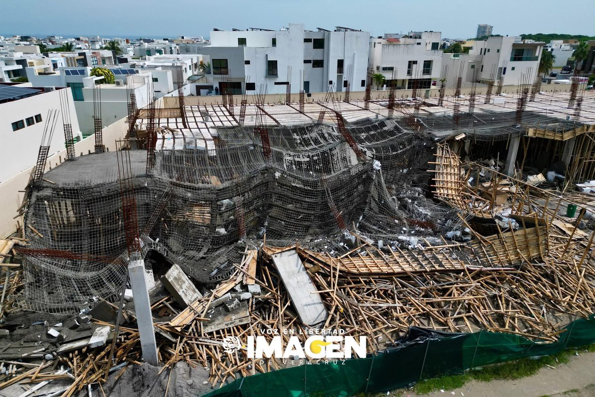 Y pum, que se les cae la construcción de una plaza en la Riviera Veracruzana, la cimbra no aguantó el peso al vaciar el cemento.
¿Error de ingenieros y arquitectos?
¿De qué Universidad serán egresados?
Y así quieren que se elimine el examen de titulación. 
Cuánto dinero tirado a