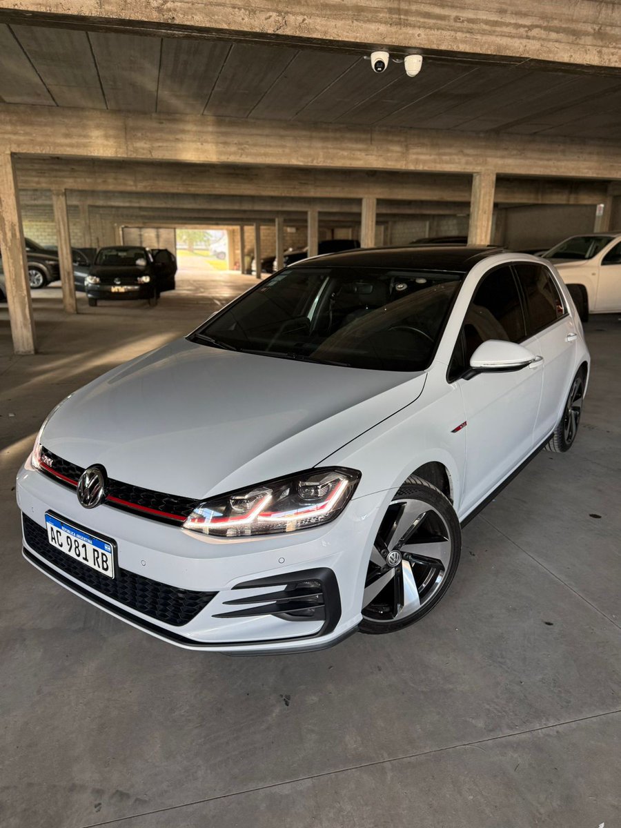 patobusti's tweet photo. Tengo esta perlita para vender golf gti 2018 con 65mil km todos los service oficiales. @renapiermarini https://t.co/XkKTt3Gcjn