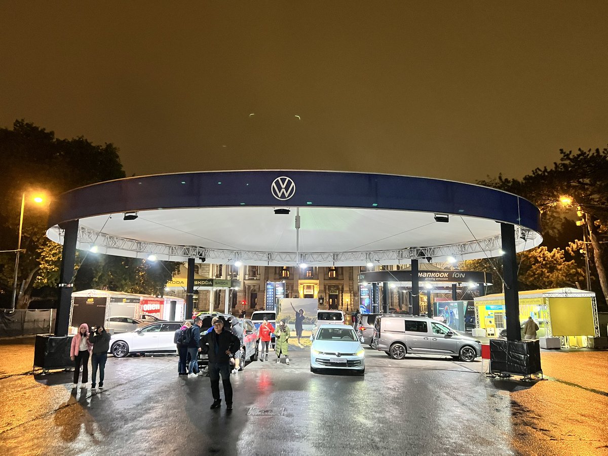 Usually Vienna’s City Hall Plaza is wonderfully programmed. Today it was a car show! Cars were effectively privatizing and protesting the civic and pedestrian use of public space. #PlacemakingAustria #PlacemakingEurope