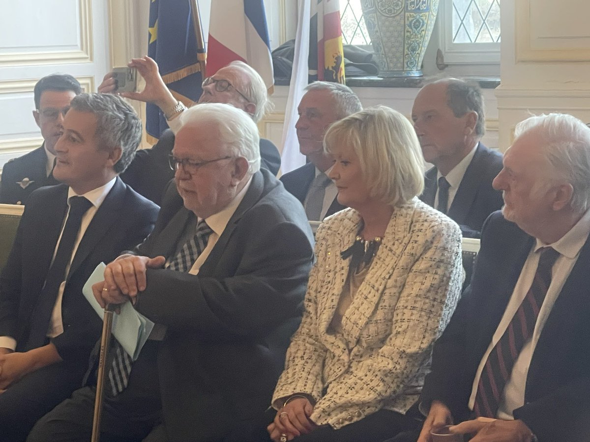 La remise de la légion d'honneur à Jean Pierre DECOOL par <a href="/GDarmanin/">Gérald DARMANIN</a> à #Bergues, accueilli par son maire <a href="/pltronquoy/">Tronquoy Paul-Loup</a> et tous les élus de la Flandre rassemblés, fut une cérémonie exceptionnelle. Rarement un élu a incarné à ce point la Flandre. Honneur à lui !