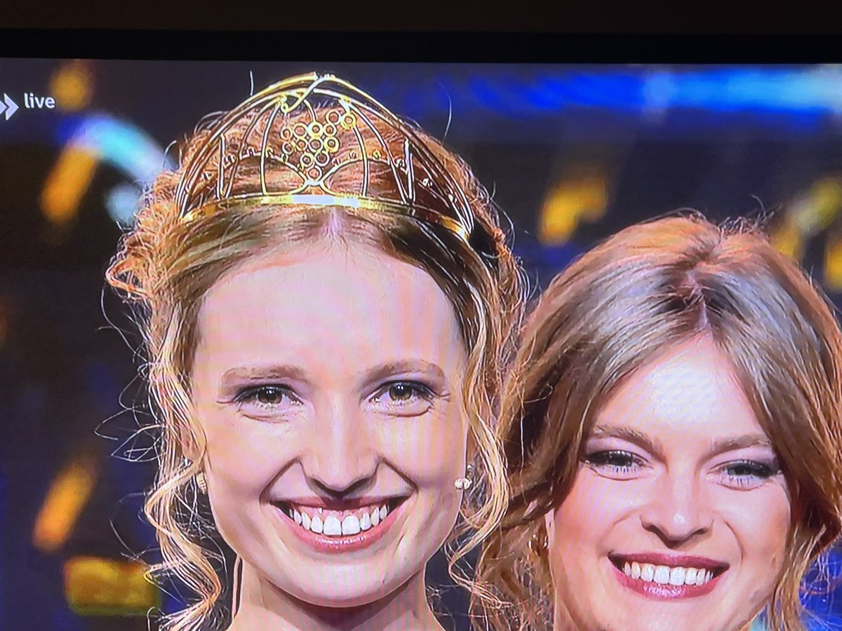 Was für ein grandioser Sieg!

Glückwunsch an Anna Zenz aus Ediger-Eller. Sie ist die neue Deutsche Weinkönigin!  

Zu Deutschen Weinprinzessinnen wurden Emma Meinhardt und Katja Simon gewählt. Foto: SWR