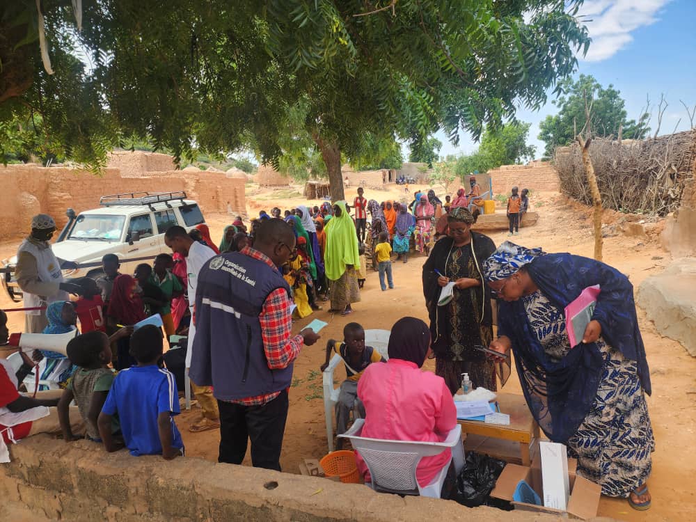 En partenariat avec <a href="/MSF/">MSF International</a>, @UnicefNiger et @Gavi,  l'OMS Niger soutient le pays dans l’organisation d’1 campagne de vaccination ciblée dans les districts des régions d’Agadez, Diffa, Tahoua et Zinder. 
Cette initiative de riposte vise les personnes âgées de 1 à 29 ans.
