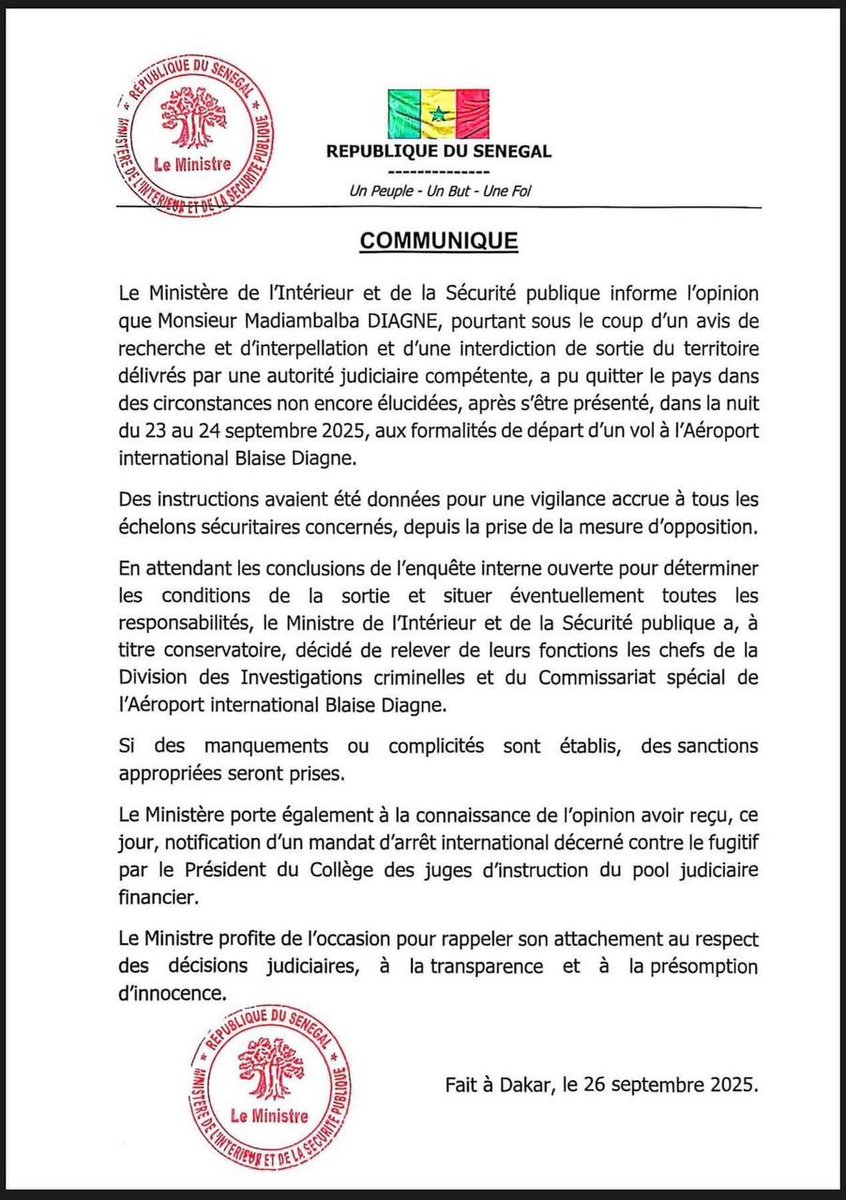 KiliFeuu's tweet image. 📌 Évasion de Madiambal Diagne : ouverture d’une enquête et mesures conservatoires 
Le Ministère de l’Intérieur relève deux responsables sécuritaires après la sortie du territoire de Madiambal Diagne