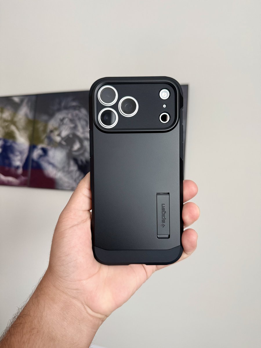 I’m a big fan of this @Spigen case 😌