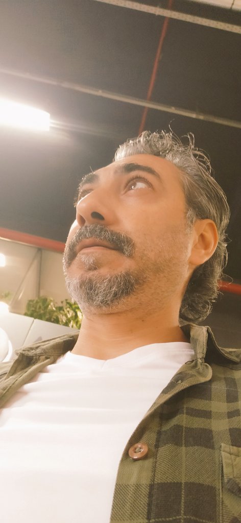 “Gözlerinde kaybolmak isterim,
Bir bakışla yanarım, tükenirim.
Kalbime dokunan o fısıltı,
Sensiz gecelerde özlenirim.”