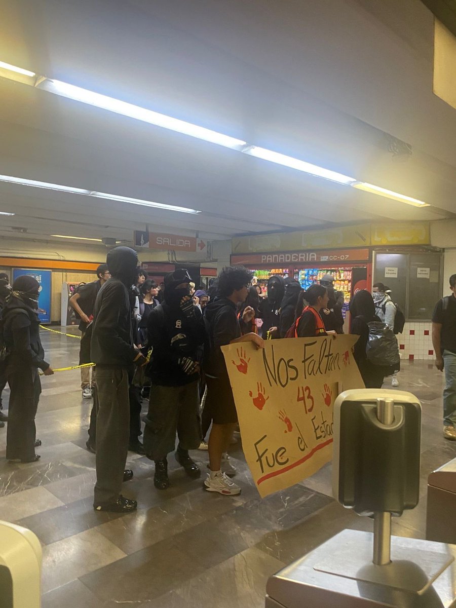 30 alumnos  encapuchados de la #Prepa 8 ingresan a las instalaciones del #metro #BarrancaDelMuerto, rumbo a la marcha por los 43 normalistas de #Atyotzinapa desaparecidos.