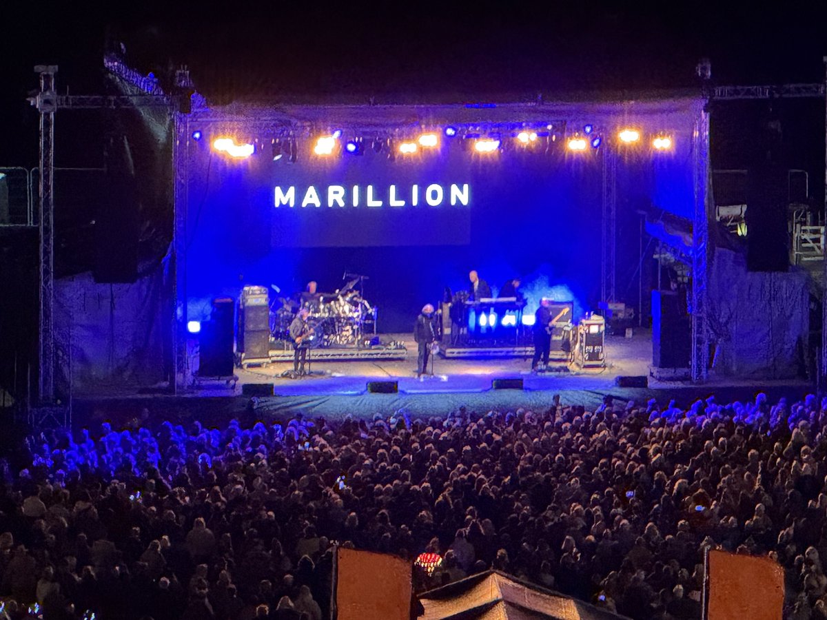 jonathanboakes's tweet image. @MarillionOnline playing #looe #cornwall tonight. Epic staging.