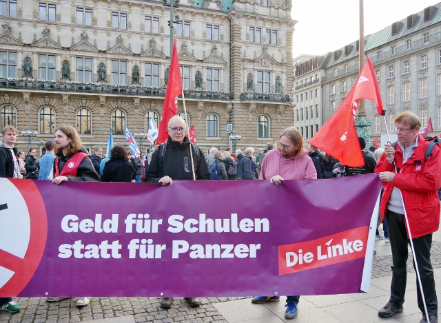 c_falk's tweet photo. Gute Reden auf der Antimilitarisierungs-Demo in Hamburg #RedStormBravo https://t.co/szkkvK1Vvj