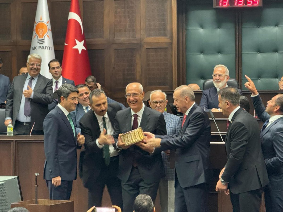 Bingölümüzün yetiştirdiği, değerlerimizden biri olan Milletvekilimiz Feyzi Berdibek abimizi misafir ettik. 
Engin bilgileri ve tecrübesi ile Özelimizde Bingöllü, Genelimizde Ülkemizi konuştuk ayaklarına yüreğine sağlık kıymetli Vekilim. 
<a href="/FeyziBerdibek1/">Feyzi Berdibek🇹🇷</a>