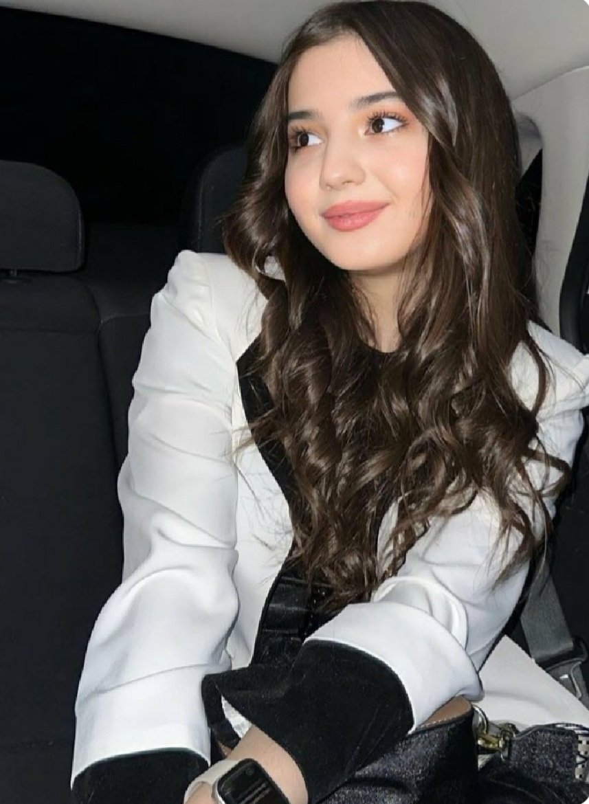 أنيقة في أدق تفاصيلي 😌'خجولة بطريقه         
                               💙
 ملفته😏'هادئة أمام الناس'🙂ومزعجة أمام
  .                            💙
 من أحب'الناس🙄 تبحث عن من يفسر
                             💙
 الأحلام'وانا أبحث عن من يفسر الواقع.

#رفع__هشتاق_1ترند_