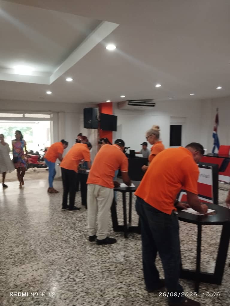 Siguen las firmas cubanas por la paz y contra la guerra con Venezuela. Nuestros trabajadores de SEISA plasman sus rúbricas y dan un No a la Guerra.
#EnMarianaoSíSePuede
#LaHabanaViveEnMí