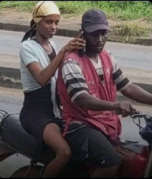 EjikeIgiri's tweet image. Bike man... abeg Just use am turn round small...I dey with one girl for house...no worry I go credit you..๐ฉ๐๐