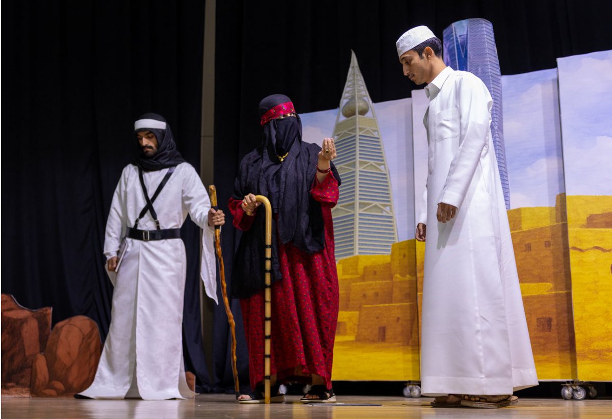 شخصيـة الراوي من مسرحية رسالة من الماضي 🇸🇦
#بيت_الثقافة #وزارة_الثقافة #السعودية