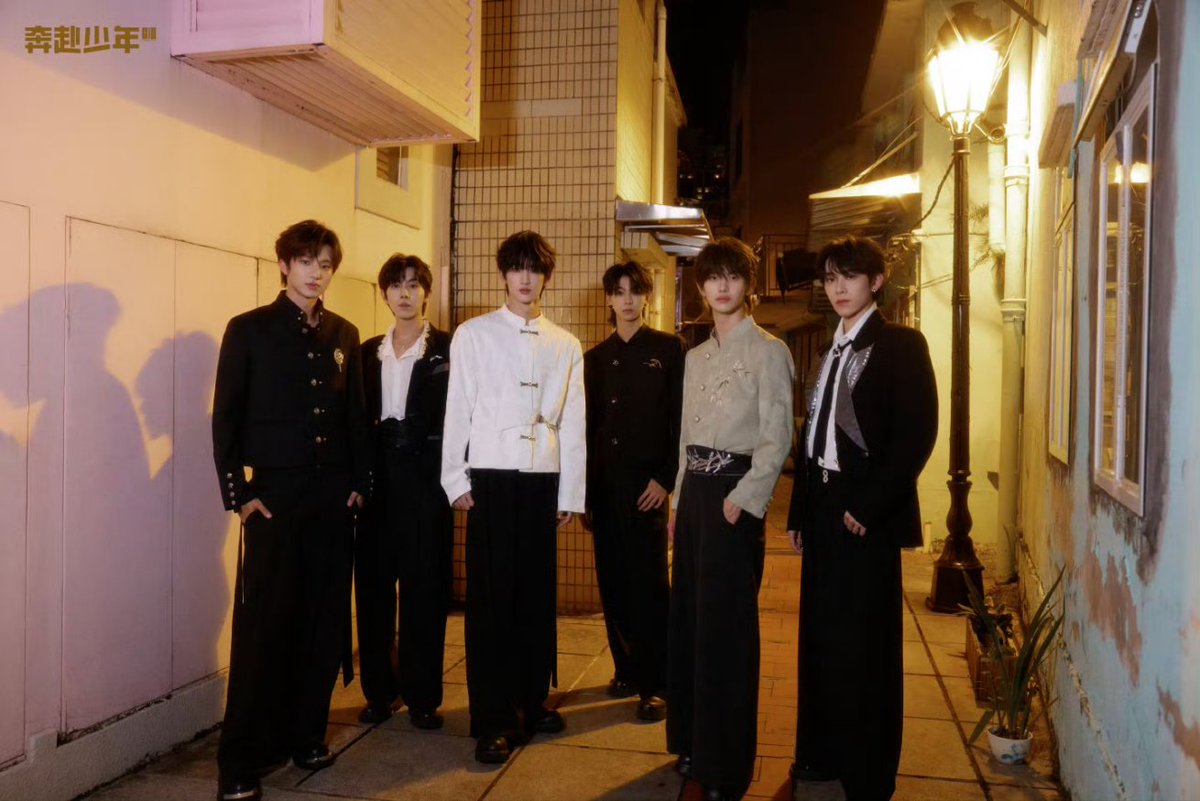 LY_LEADER_CIIU's tweet image. มาแช๊ะภาพหล่อๆ กันแต่เช้าเลยค่ะตื่นกันรึยังลู๊กกกกก😄
#luoyan #wangtianyi 
#lixijie #Baiyuanhao 
#allen #HuangWenjin 
#CIIU #奔赴少年CIIU
#closertoyou 
#JYPCHINA #JYP