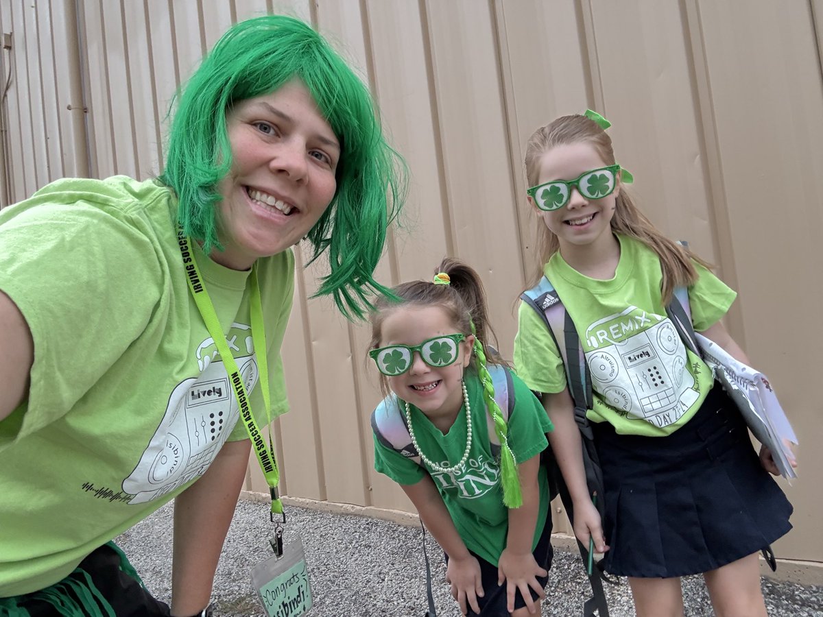 livelype's tweet image. Super fun day celebrating #isibindi winning and everyone wear green, my little ⁦@LivelyEagles⁩ winning top ⁦#beanstack @zoobeanreads⁩ prizes, AND we got to visit the #GRIT store to redeem #GRIT tickets for prizes! #winning Thanks ⁦@MrsPlascensia⁩