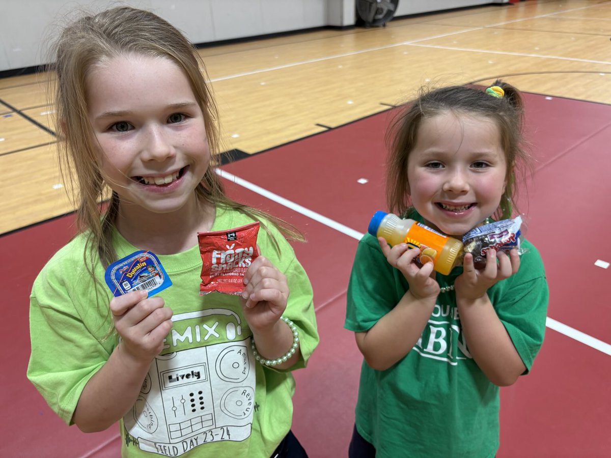 livelype's tweet image. Super fun day celebrating #isibindi winning and everyone wear green, my little ⁦@LivelyEagles⁩ winning top ⁦#beanstack @zoobeanreads⁩ prizes, AND we got to visit the #GRIT store to redeem #GRIT tickets for prizes! #winning Thanks ⁦@MrsPlascensia⁩