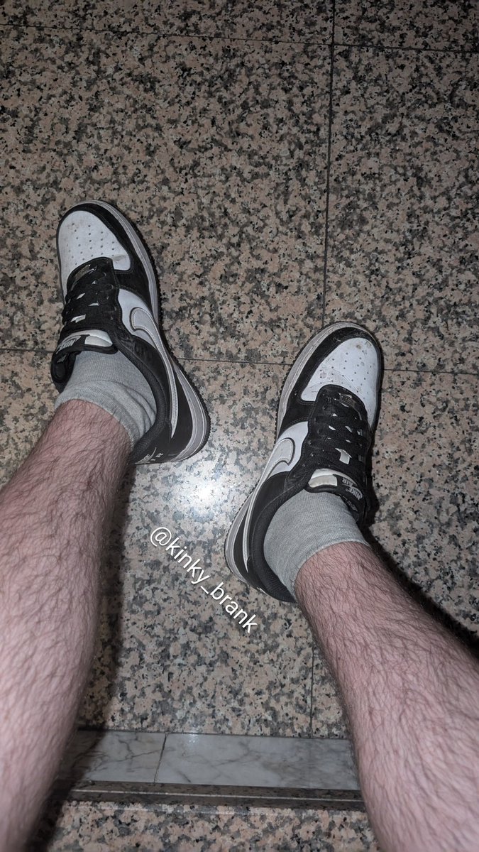 Después de salir de fiesta, así quedan mis zapas, ahora necesito a una buena zorra que las haga brillar de nuevo