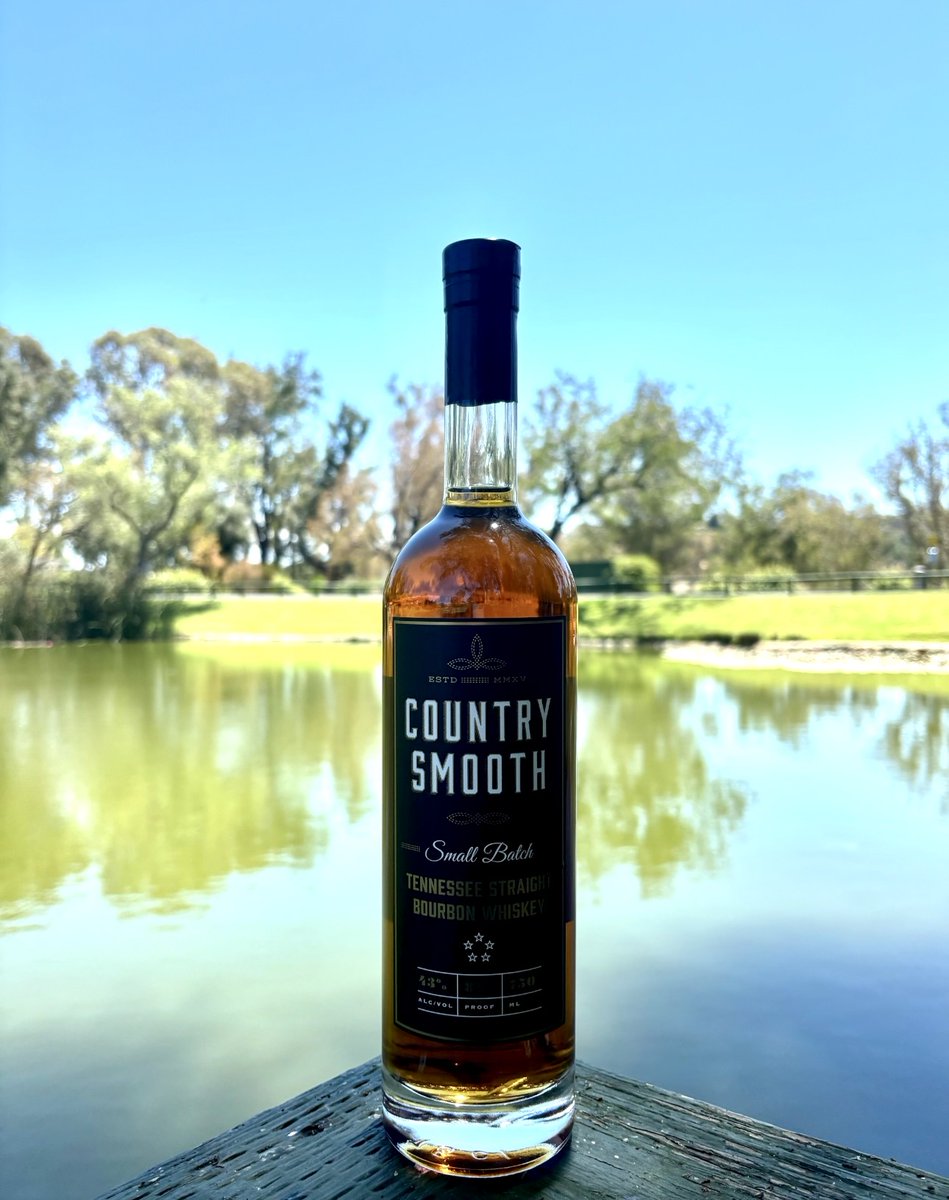 country_smooth's tweet image. Nothing beats a last lake day before fall with a bottle of Country Smooth Small Batch in hand! 🥃

#countrysmooth #smallbatch #fallloading