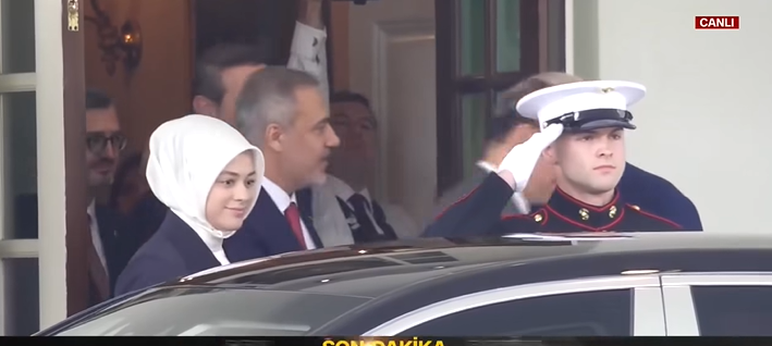 bana göre abd ziyaretiinin en güzel görüntüsü bu türkiye devlet başkanı amerika devlet başkanı türkiye devlet başkan çevirmeni başörtülü hanım kızımız ölmeden bu kareyi gördümya gerisini zittiret bu başörtülülere ne zulüm yaptı bu kemalistler bu görüntüyü  çıldırtıyor chp lileri