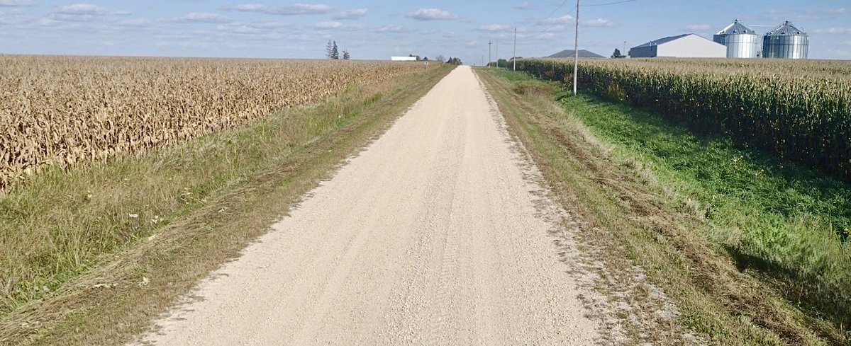 TotalAcre's tweet image. Guess which side is farmed by a Total Acre member! 🚜 

With Southern Rust in the Midwest, crop management is key. Right practices lead to healthier fields and higher yields. 

👉 Which side will you choose this fall? 

#Harvest2025 #TotalAcre #UnlockYourPotential