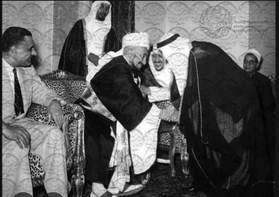 انظروا الى أمراء الخليج كيف كانوا يتوددون للامام /احمديحيي حميد الدين رضي الله عنه واسكنه فسيح جنانه
الباهوت الازوب