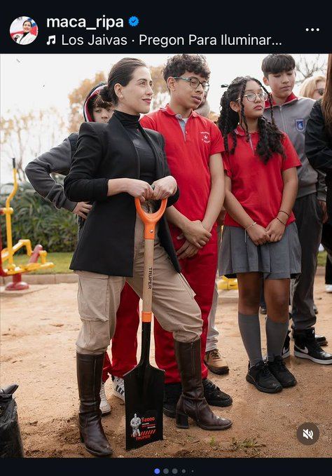 Esta foto es una metáfora perfecta del Frente Amplio:

Un show tan maqueteado y tan falso que sólo niños menores de 15 años podrían comprarse. 
Es como si Cachureos o El Club de Los Tigritos estuviera gobernando.