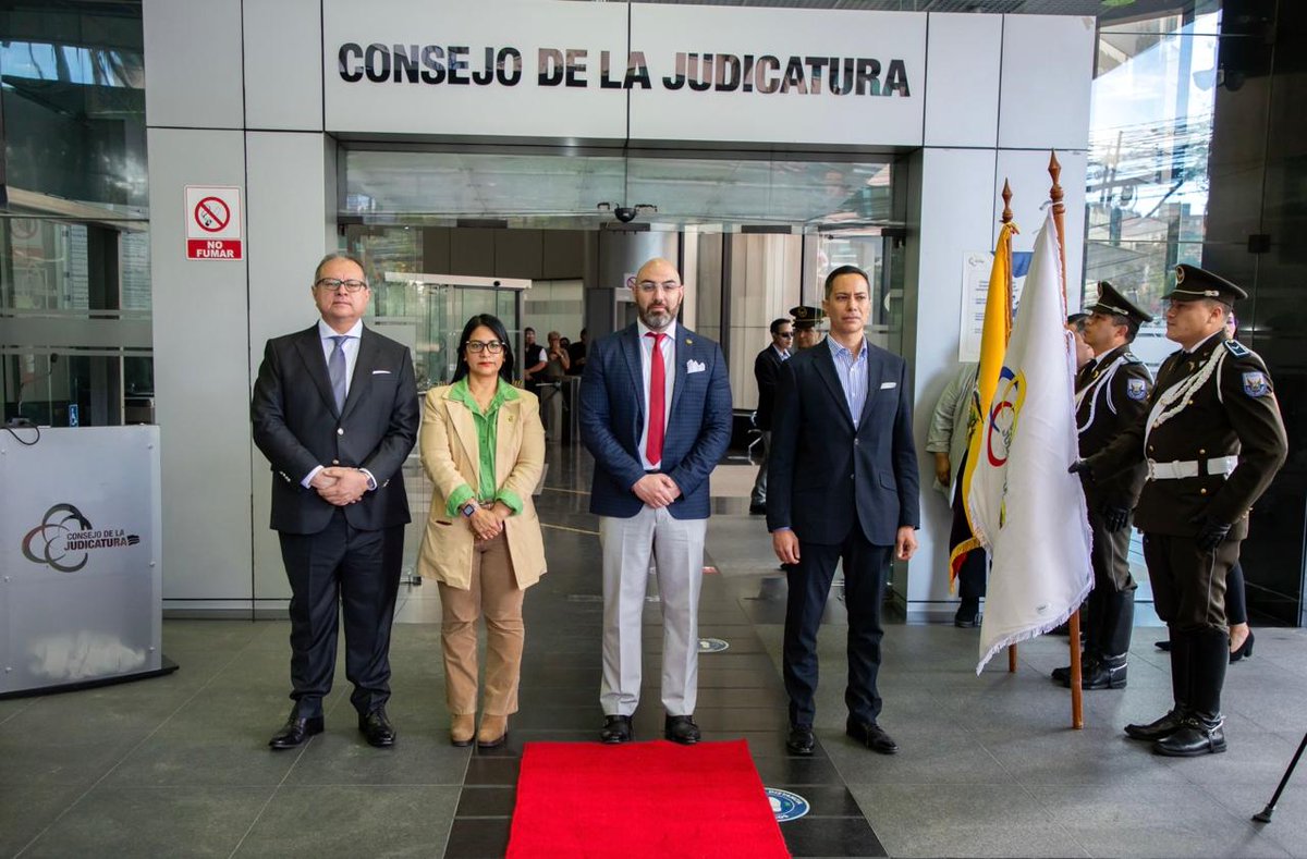 🔴 | #PosesiónCJ

Tras su posesión en la <a href="/AsambleaEcuador/">Asamblea Nacional</a>, el nuevo vocal del <a href="/CJudicaturaEc/">Consejo de la Judicatura</a>, <a href="/fabianfabara/">Fabián Fabara Gallardo</a>, se trasladó a la sede institucional, donde fue recibido por la Escolta Judicial y rindió homenaje a la bandera nacional 🇪🇨, reafirmando el compromiso y la responsabilidad