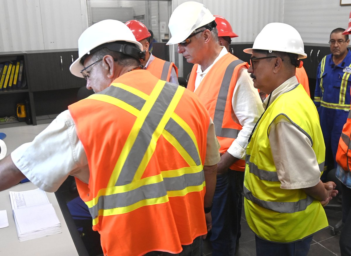 Presidencia Cuba 🇨🇺 (@presidenciacuba) on Twitter photo <a href="/DiazCanelB/">Miguel Díaz-Canel Bermúdez</a> 📌| Es una planta que produce el gas manufacturado para la capital del país. Durante su intercambio con directivos de la entidad, el mandatario fue actualizado sobre la situación y perspectivas de la Empresa, el salario de los trabajadores, y la estabilidad de la fuerza laboral. <a href="/DiazCanelB/">Miguel Díaz-Canel Bermúdez</a> 📌| Es una planta que produce el gas manufacturado para la capital del país. Durante su intercambio con directivos de la entidad, el mandatario fue actualizado sobre la situación y perspectivas de la Empresa, el salario de los trabajadores, y la estabilidad de la fuerza laboral.