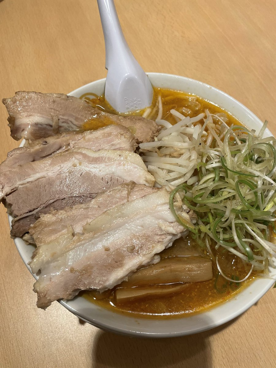 wakia101's tweet photo. ラーメンワズ٩(ˊᗜˋ*)و
佐野青竹手打ちラーメン大和@佐野市
ネギ味噌チャーシューメン
餃子🥟3個
仕事終わりに久々の佐野ツアー🚗💨
あまり見かけない佐野ラーメンの味噌😁
モッチモチの太丸麺の喉越しが良い🥰
🥩もデカくて食べ応え十分‼️
餃子🥟でかっ‼️ https://t.co/YeekQv2HWq