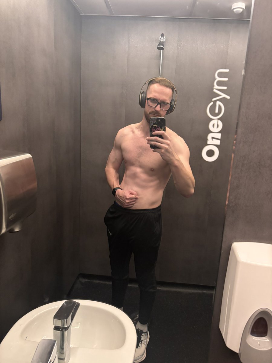 _michaelgibson8's tweet image. 16 month ago I started my gym journey for mental health and haven’t looked back! It’s gave me so much more clarity and self confidence!!
Can’t wait to see how I go from here!
@Younglaco @TrentwinOficial @Gymshark
#MentalHealth #gym #gymprogress #bodytransformation #gymlife
