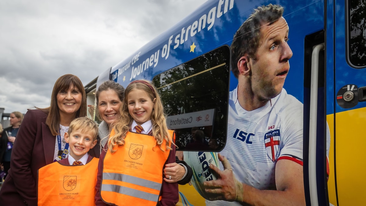 TheLeedsStar's tweet image. #Northern Unveils Train Honouring Rugby League Legend and #MND Campaigner #RobBurrow. Northern has paid tribute to rugby league legend and inspirational MND campaigner @Rob7Burrow by naming a train in his honour @NorthernAssist @MNDAssoc leedsstar.co.uk/news/northern-… #LeedsNews #Leeds