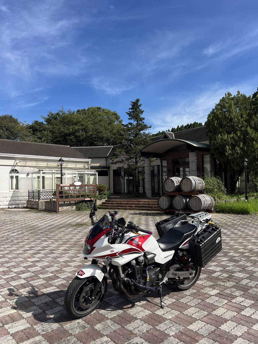 おはようございます٩( ᐛ )و
現場が終わりました😅
大阪市内で民泊が多く外国人がいっぱいいてる場所だったのですが僕は日本語以外に【関西弁】と【河内弁】は使えます😊
でも海外の言葉は中学の時に鼻ほじりながら授業を受けた程度…
やっぱり外国人9割の街より八尾市がええわーって帰りました🤩👍