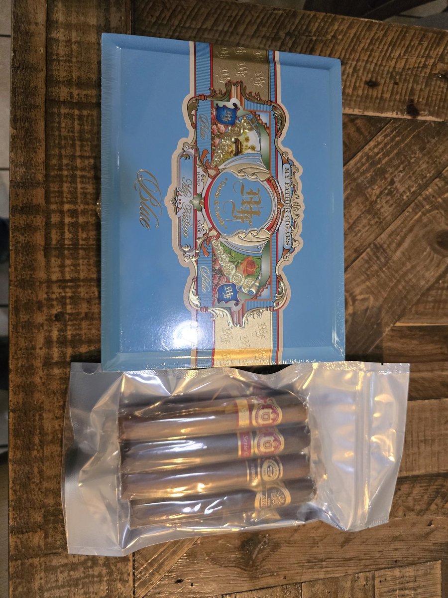 Suthern45's tweet photo. #BLLUXERIES strikes again.  This box is a beauty, and 4 extra cigars thrown in there as well.  @Widd62285 @JGarciaCigar @MyFatherCigars https://t.co/c2miDSwnI0