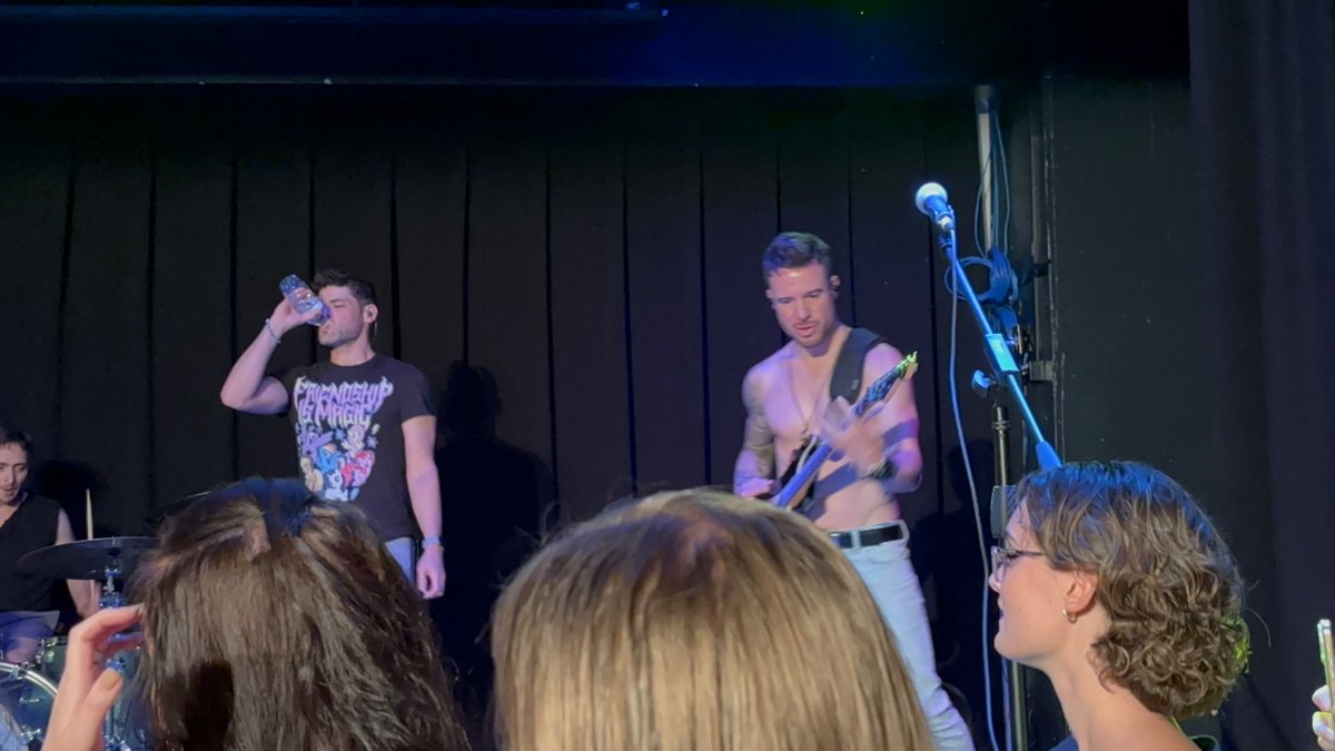 ItsJustZigg's tweet image. THEY WERE AMAZING LAST NIGHT I WOULD SEE THEM AGAIN IF I COULD GO CHECK OUT AGE OF MADNESS!!! @jeremyjordancom #jeremyjordan