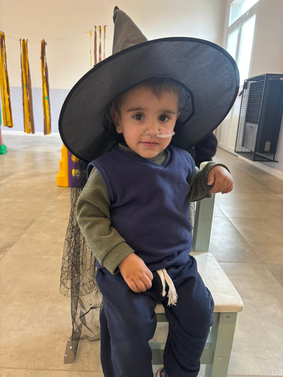 Hoy en el jardin fueron unas brujitas hermosas a contarles cuentos a los niños
Les regalo la foto que me paso la seño de Hila disfrutando de sus dos horitas de jardin
 El barbijo lo sacaron para que se vea su carita en la foto ♡