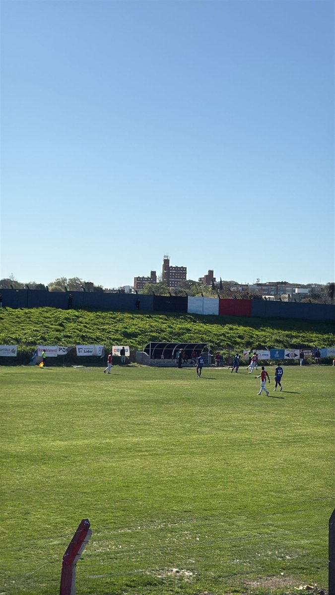 Esta tarde en el Parque Huracán el equipo de <a href="/DirectoAscenso/">Ascenso Directo ⬆️</a> sufrió un momento muy incómodo a la salida del Parque Huracán. Me tocó presenciar la agresión a mi compañero <a href="/nicomusetti/">Nico Musetti</a> por parte de un miembro de la familia de Maxi Gómez, debido a publicaciones en redes.