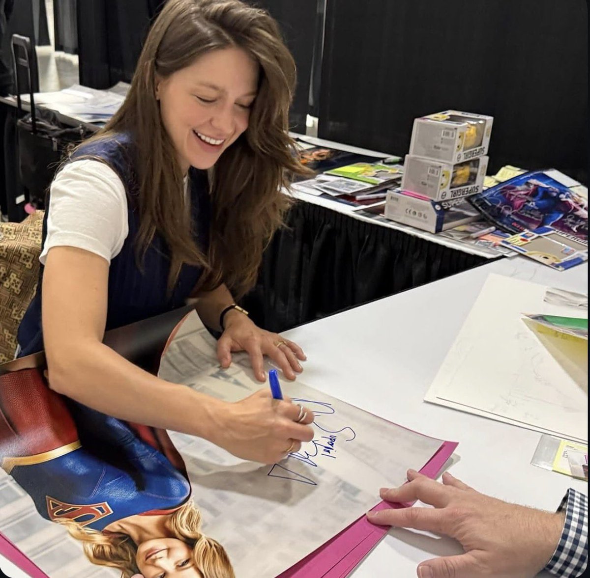 🚨 Nossa eterna garota de aço!

Melissa Benoist servindo cabelo enquanto autografa pôsteres da época de Supergirl