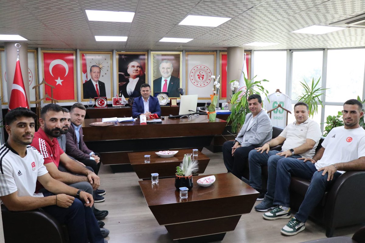 📍 Bugün Şanlıurfa İl Gençlik ve Spor Müdürümüz Sn. İsa Yazıcı’yı makamında hayırlı olsun ziyaretinde bulunduk.
Kıymetli müdürümüze yeni görevinde başarılar diliyor, gençliğimiz ve spor camiamız adına hayırlara vesile olmasını temenni ediyorum.