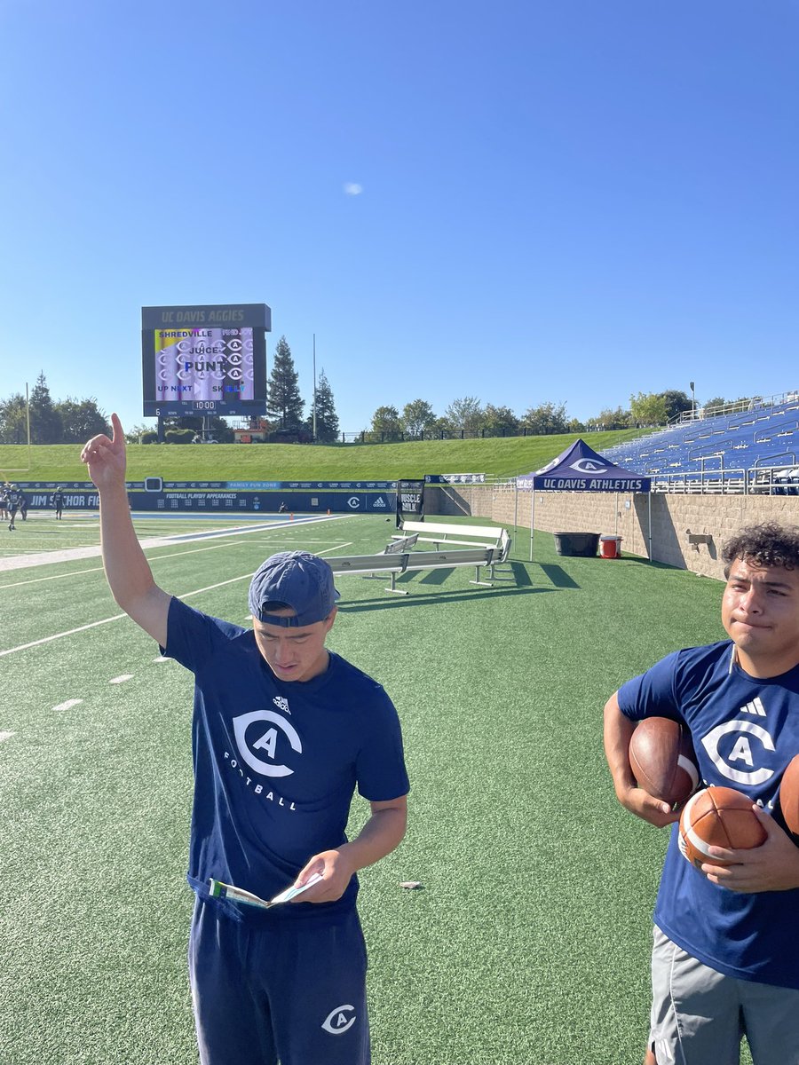 ⭐️EQ WEEK STUDENT SPOTLIGHTS⭐️ 

Name: Ethan Lai
Year in EQ: 2nd
Position Group: WRs and head student manager
Year in School: Senior🎓🥹
Fun Fact: Likes🥛 
Favorite Memory: Taping hashes with Mikey at our practice field in South Dakota

#EQWEEK2025 #SHREDVILLE