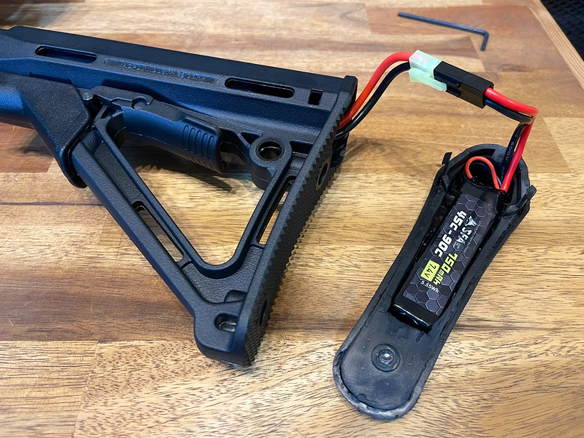 ANRatFink's tweet photo. 配線加工も完了し、ついにHK416DにCTRストックを装着！
うん、どこも干渉せずにうまく付いた。純正よりも少し軽くなったかも。
でもリポ化すると怖いくらいにキレが良くなって動きが鋭くなるな。
確実に銃の寿命を縮めてる気がする😅
#HK416D 
#エアガン 
#東京マルイ https://t.co/rLzcP0VwXY