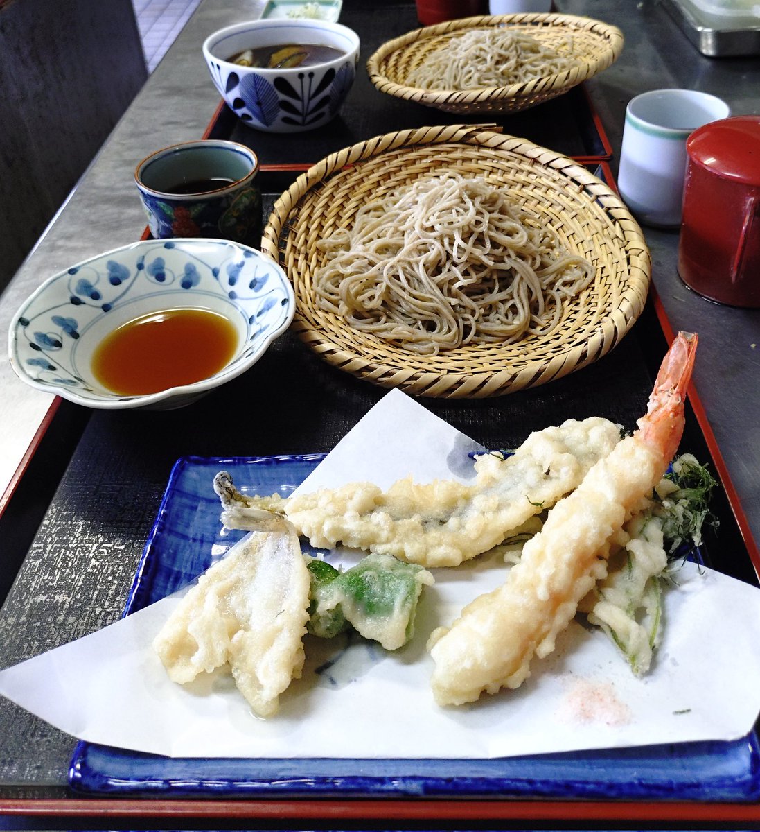 海鮮天ざる蕎麦です
海老キス穴子の天ぷら
十割蕎麦
粗挽き田舎蕎麦
蕎麦一人前800円
天ぷら1000円
石臼挽き自家製粉
日本国産のみ使用
科学調味料使いません
定休日(火)
📞027-364−4474
#天ざる蕎麦 #海鮮 #旨い 
#そば処叶家 #叶家 #天ぷら