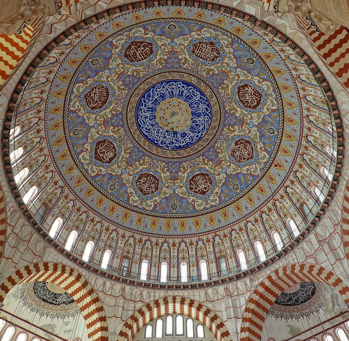 Selimiye Camii kubbesindeki kalemişi restorasyonuna yönelik kamuoyu tepkileri üzerine yeniden yürütmeyi durdurma kararı alındı. ✌️