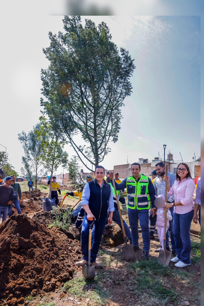 ¡Crece el Parque Lineal como un espacio verde y de convivencia familiar! 👥🌳

Sociedad y gobierno plantarán en este tramo 700 árboles, fortaleciendo la reforestación urbana y el cuidado del medio ambiente.

#DurangoEsElCamino 🐺