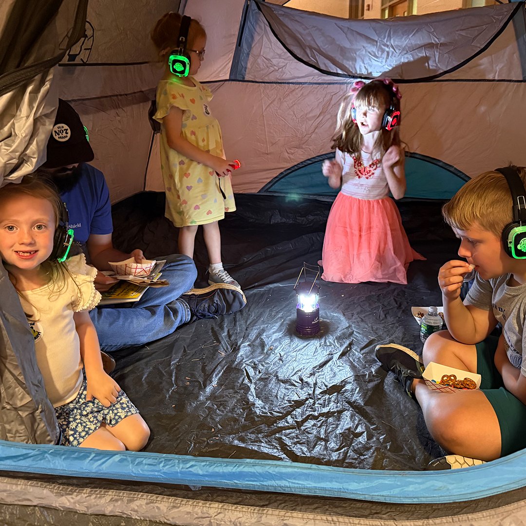 𝘾𝙖𝙢𝙥 𝙊𝙪𝙩 𝙬𝙞𝙩𝙝 𝙖 𝙂𝙤𝙤𝙙 𝘽𝙤𝙤𝙠 🏕️🔖

The theme for Family Reading Night at BES, CES and GES yesterday was camping with students and their families participating in a fun night of reading activities.